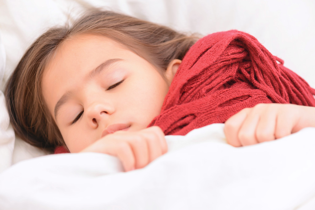 Kis lány az ágyban fekve - Fotó, kép