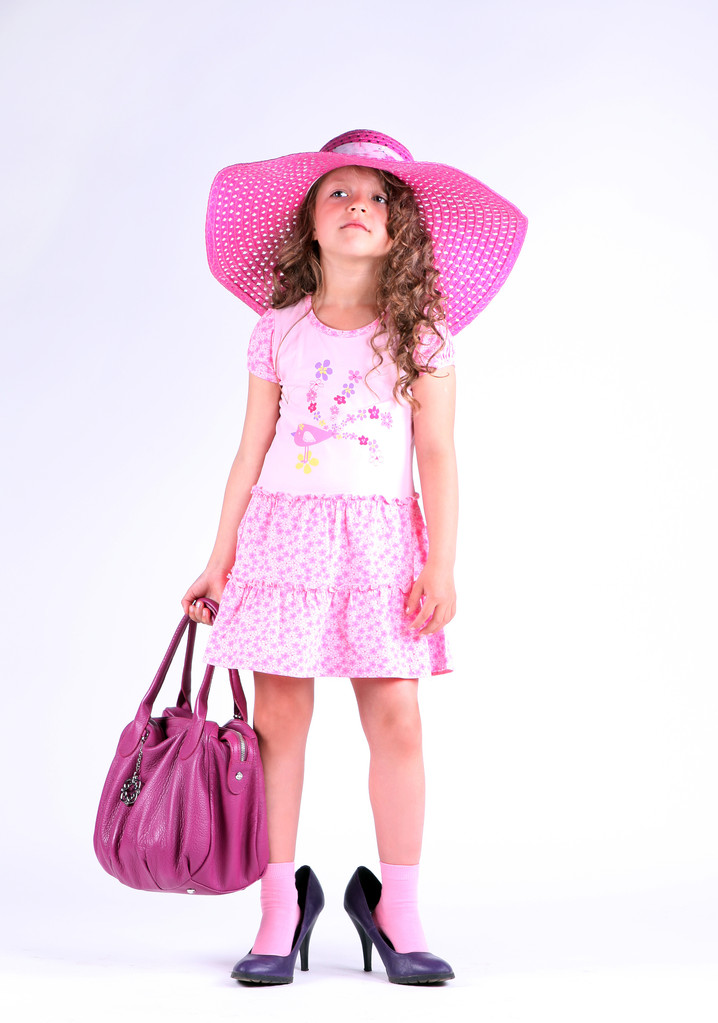 malá holčička v krásné růžové šaty s kloboukem a pytel - Fotografie, Obrázek
