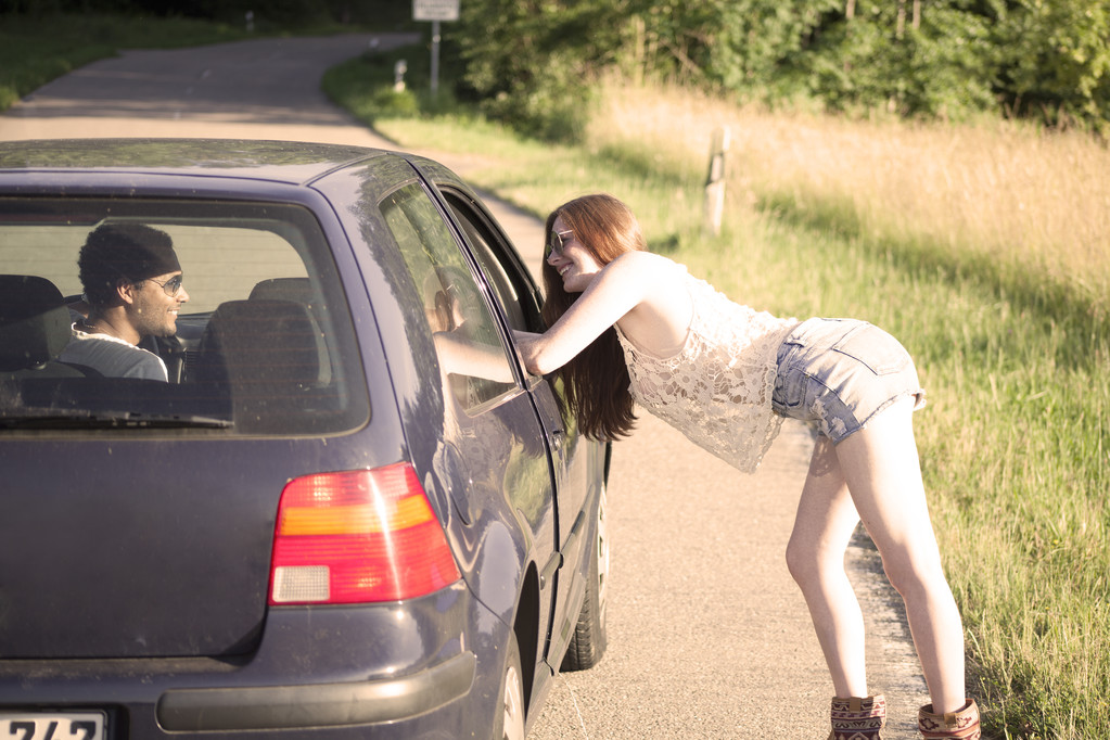Kobieta sexy redhead autostopem - Zdjęcie, obraz
