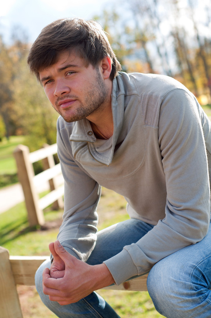 Portrait of young guy in country field - Zdjęcie, obraz