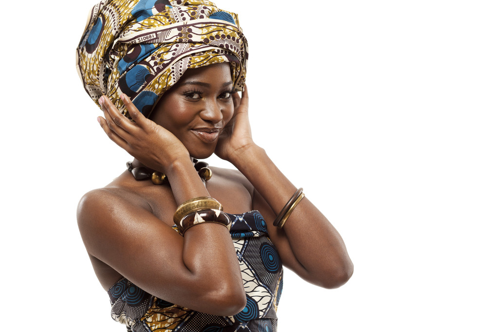 Piękna modelka Afryki w tradycyjnych strojach. - Zdjęcie, obraz