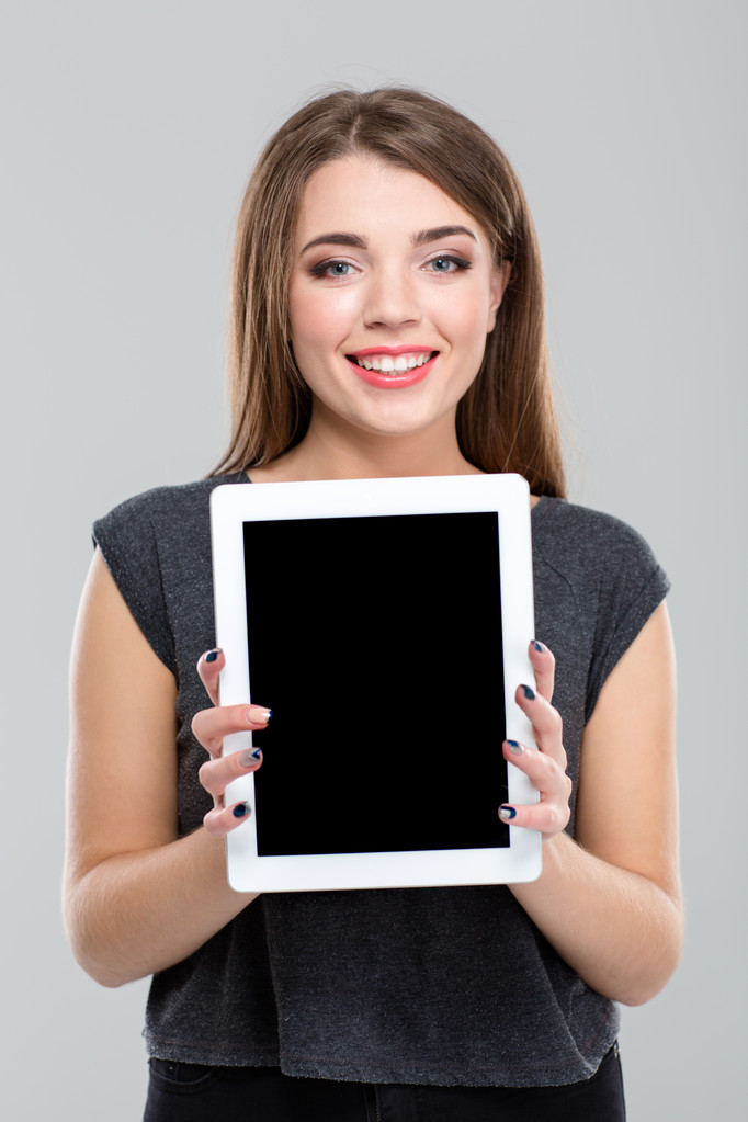 Femme souriante montrant écran de tablette vierge
 - Photo, image