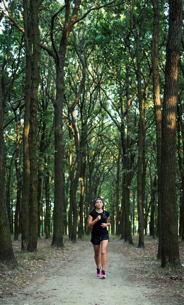 молодая белая женщина бегает в парке. Бег трусцой в парке
 - Фото, изображение