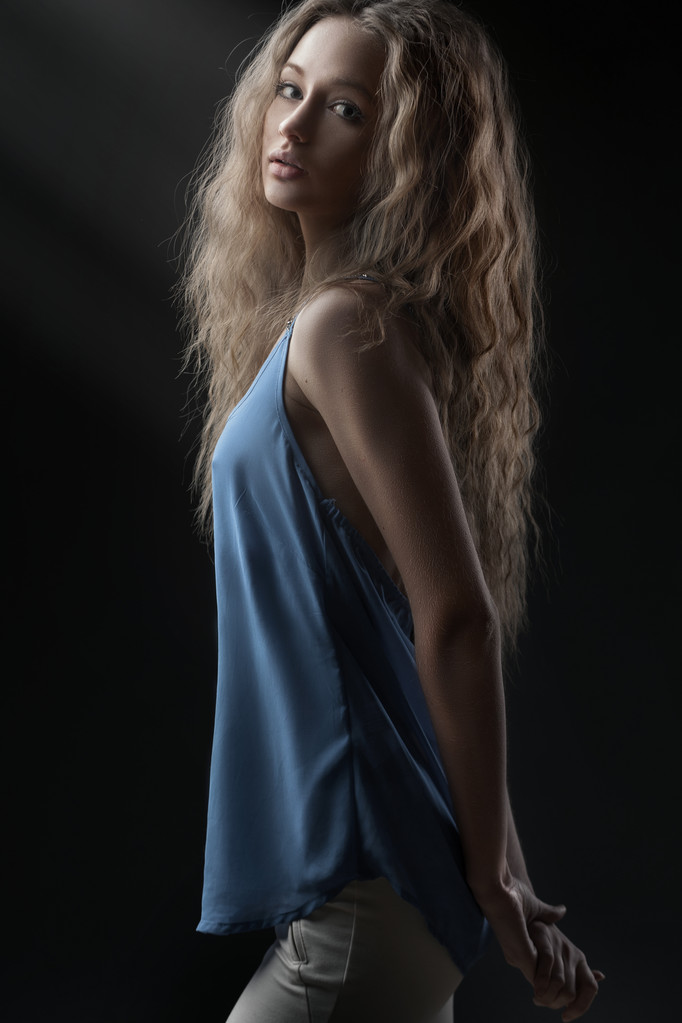 Retrato de mujer joven con el pelo rizado - Foto, imagen
