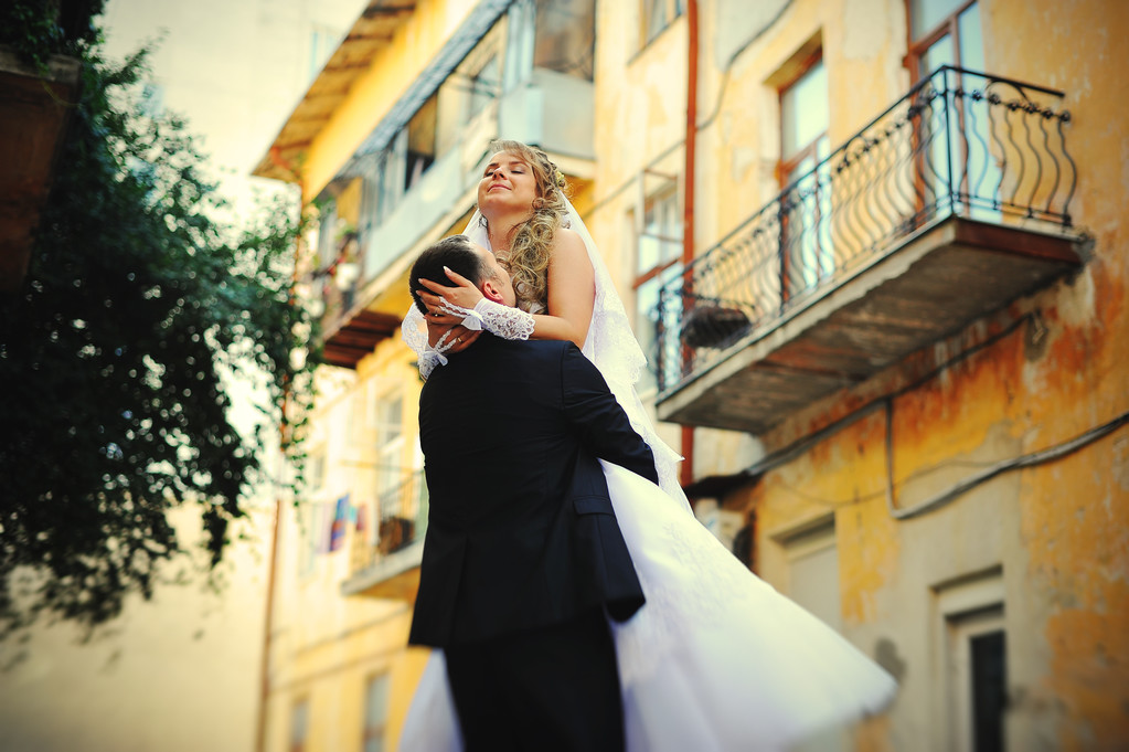 Casal feliz andando ruas da cidade
 - Foto, Imagem