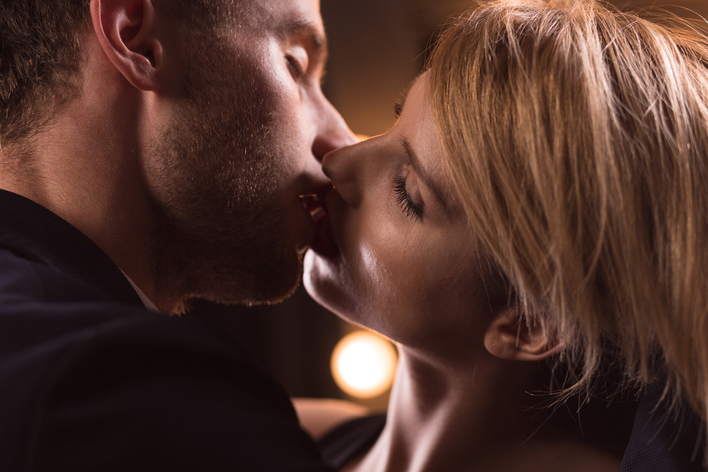 Przystojny para o francuski pocałunek - Zdjęcie, obraz