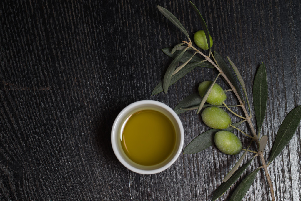 Větev olivovníku s zelených oliv bobule a čepici čerstvé o - Fotografie, Obrázek