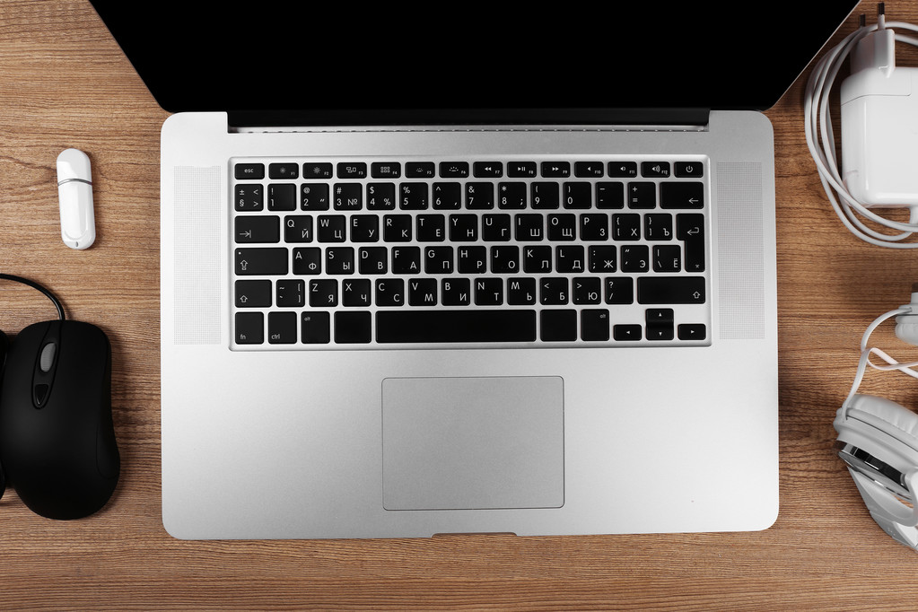 Close-up weergave van laptop en apparatuur op de werkplek in bruin houten achtergrond - Foto, afbeelding