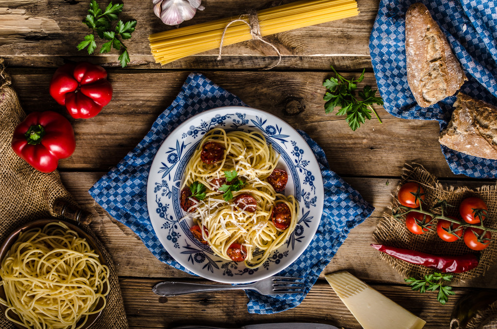 Pasta italiana su tavola di legno
 - Foto, immagini