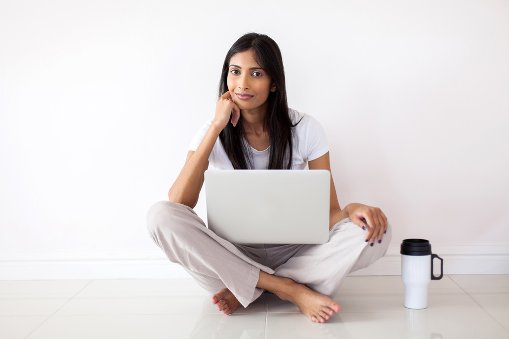 Femme utilisant un ordinateur portable - Photo, image