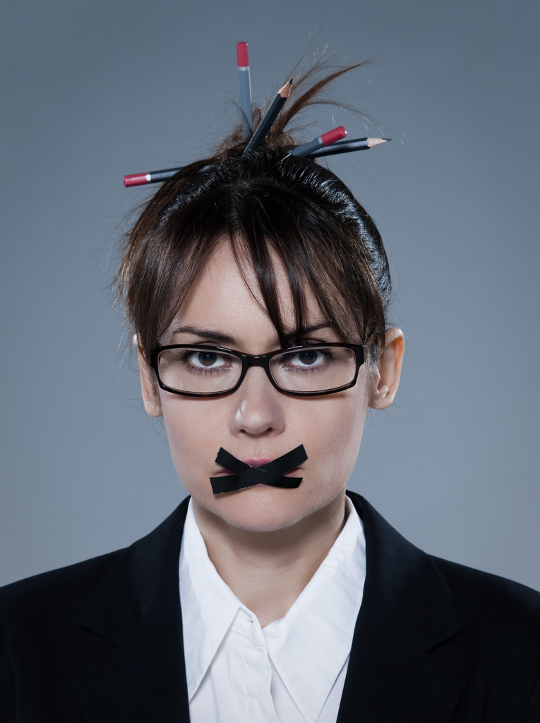 Mulher de negócios com fita adesiva em lábios
 - Foto, Imagem
