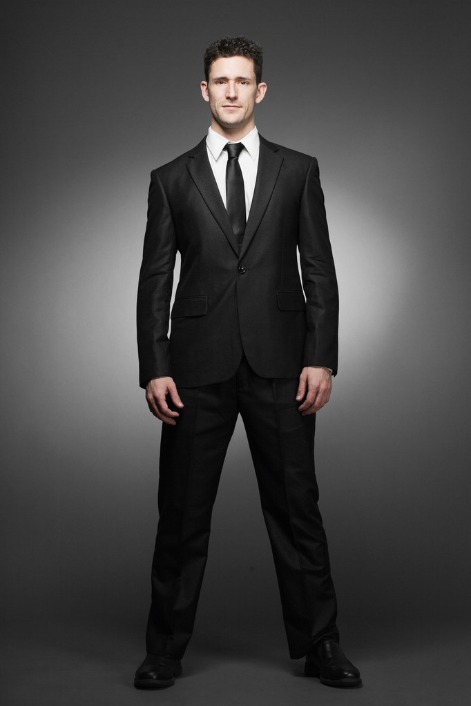 Красивый бизнесмен в белой рубашке и черном костюме
. - Фото, изображение