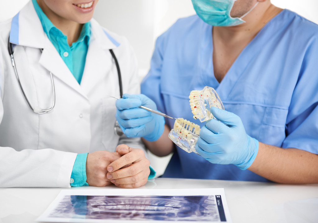 Riunione dei dentisti in laboratorio
 - Foto, immagini