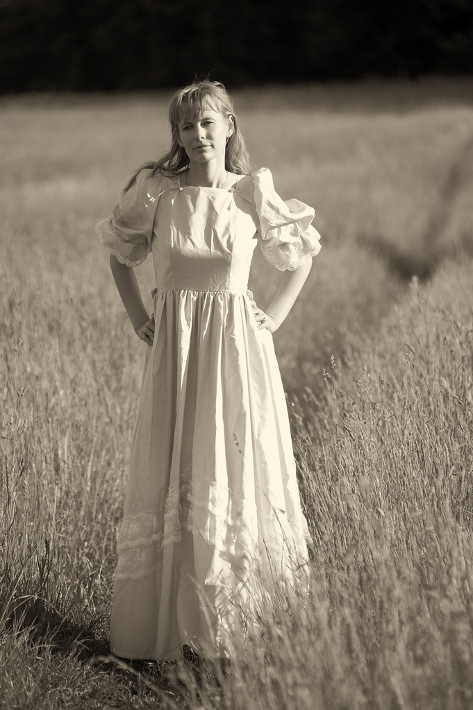 Mujer joven en un vestido retro en el campo
 - Foto, imagen