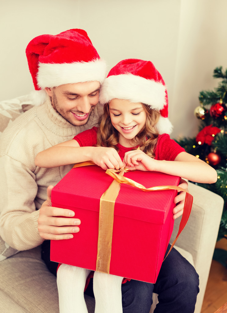 Sorridente padre e figlia apertura confezione regalo
 - Foto, immagini