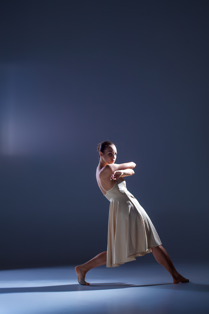 Gri arka plan üzerinde dans bej elbise genç güzel dansçı - Fotoğraf, Görsel