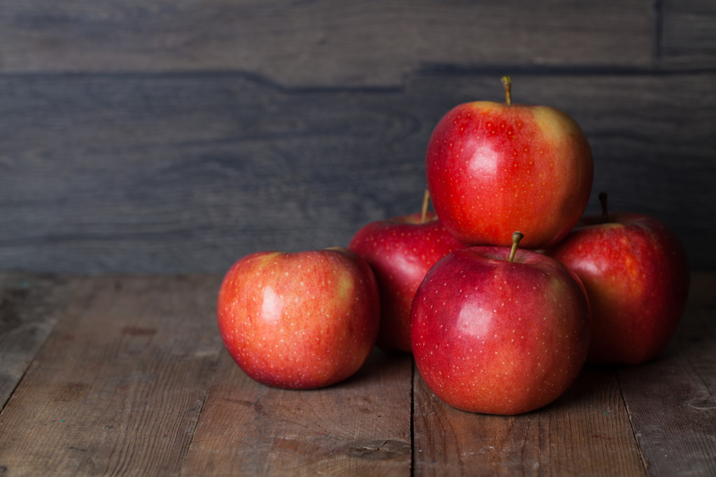 Manzanas rojas sobre madera
 - Foto, imagen