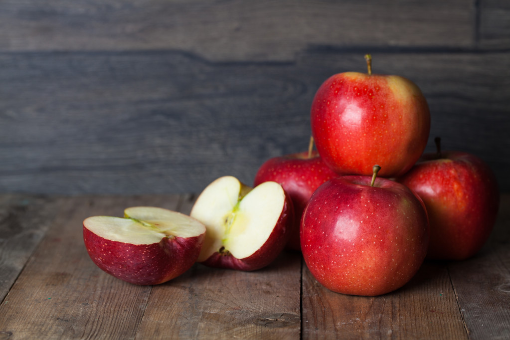 rote Äpfel auf Holz - Foto, Bild