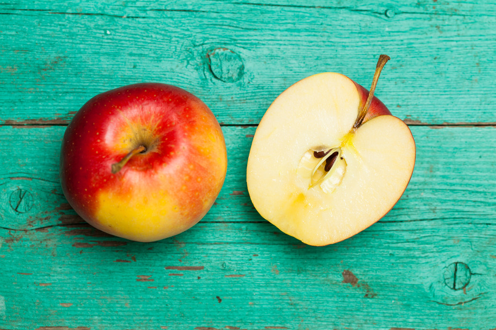 Kırmızı elma dilim ve tüm elmayı - Fotoğraf, Görsel