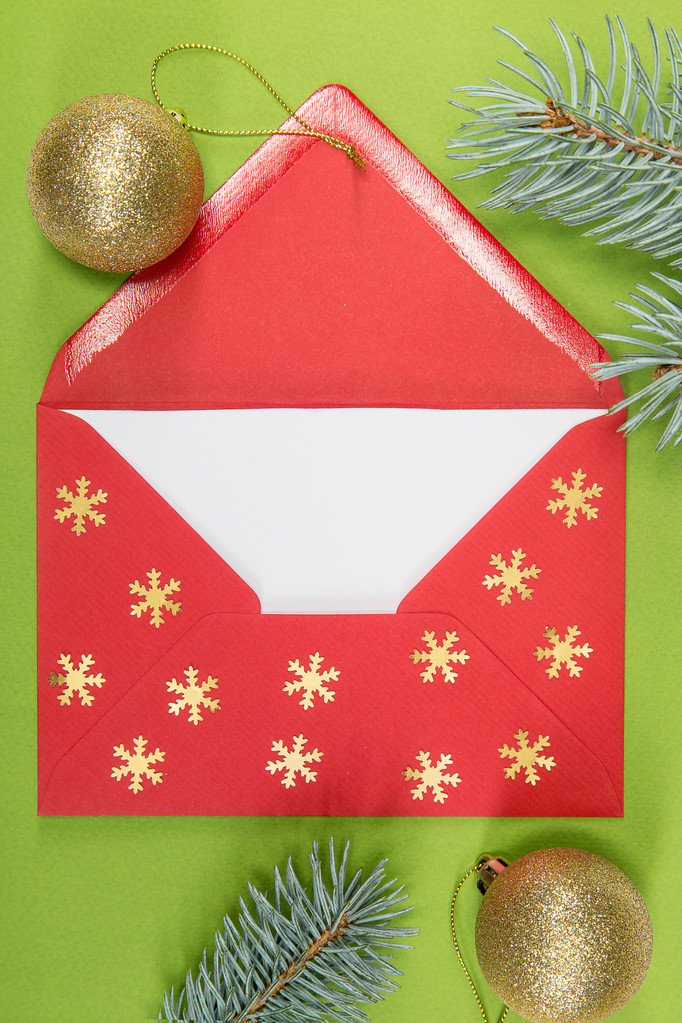 червоний конверт на зеленому фоні, різдвяний час
 - Фото, зображення