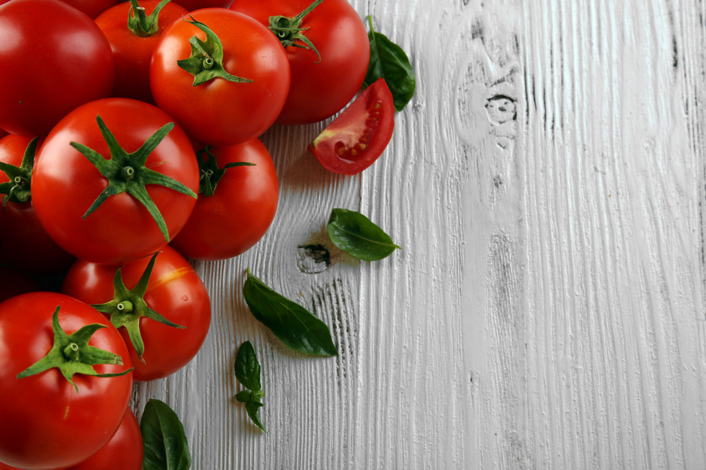 Tomates rojos sobre fondo de madera
 - Foto, Imagen