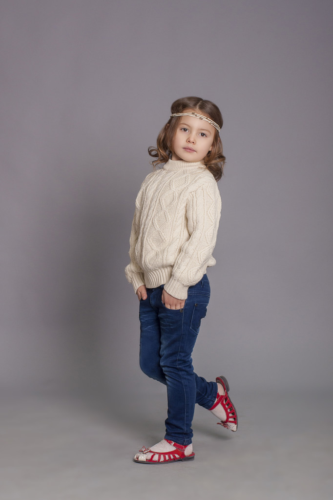 Malá holčička v bílý svetr a džíny - Fotografie, Obrázek