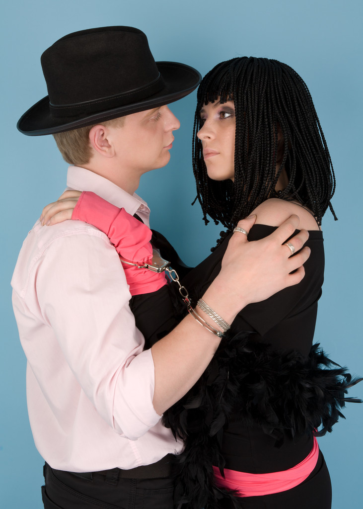 Mann und Frau mit Handschellen umarmen sich - Foto, Bild