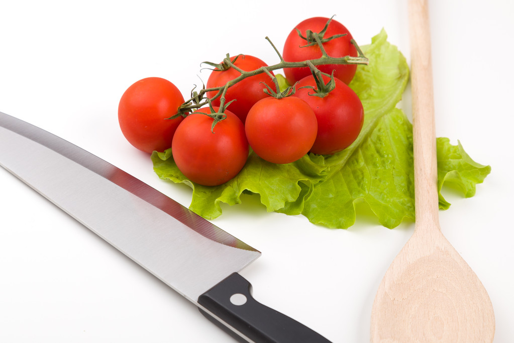 tomaten en mes over wit gekleurd - Foto, afbeelding