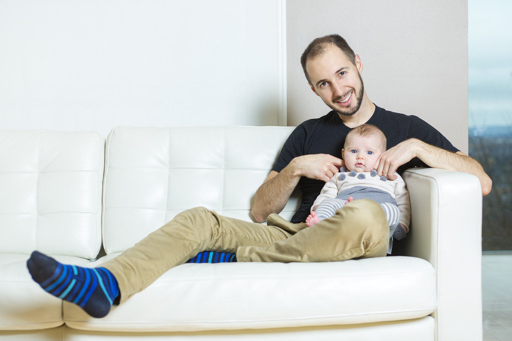 Isä vauvan kanssa sohvalla
 - Valokuva, kuva
