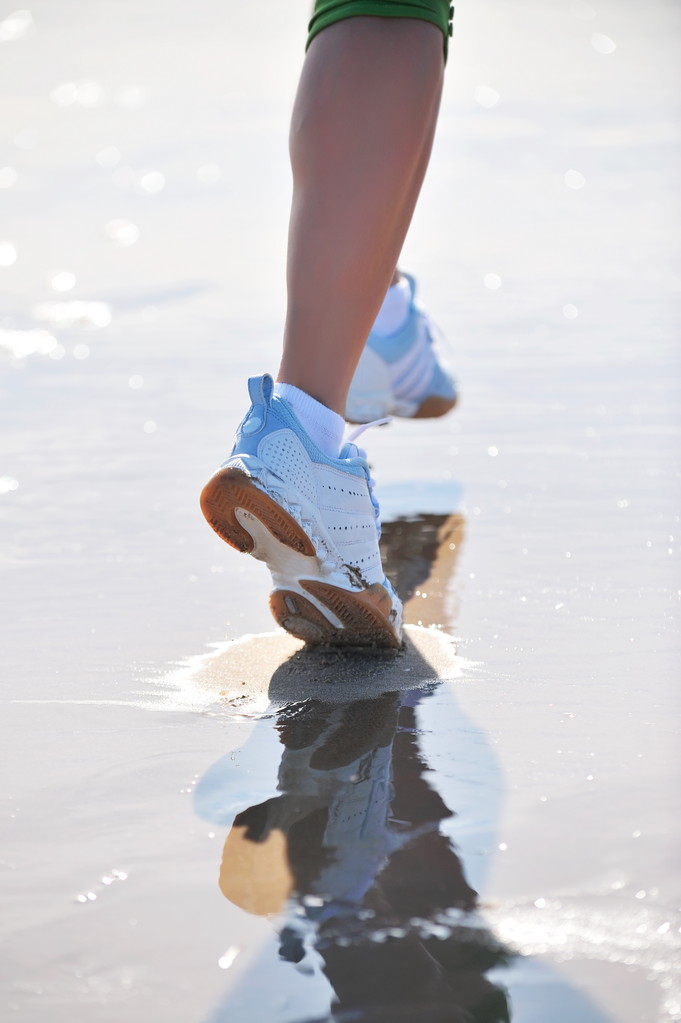 Ноги молодої жінки бігають на пляжі
 - Фото, зображення