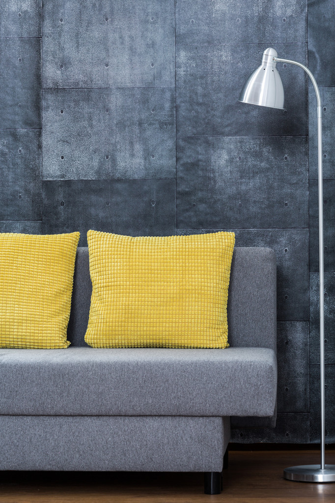 Canapé simple avec oreillers jaunes
 - Photo, image