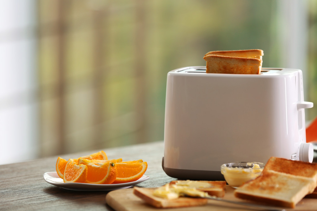 Обідній стіл на сніданок з тостами та фруктами, на розмитому фоні
 - Фото, зображення