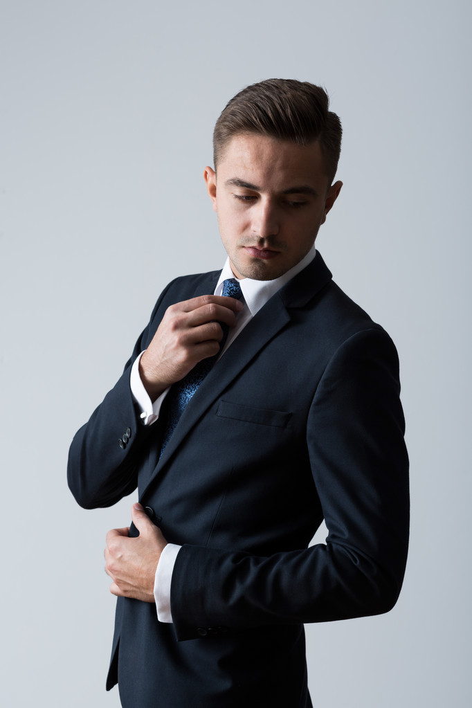 Бизнесмен в галстуке и костюме
 - Фото, изображение