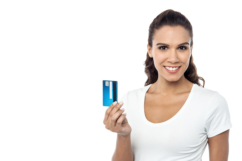 Młoda kobieta posiadająca kartę kredytową - Zdjęcie, obraz