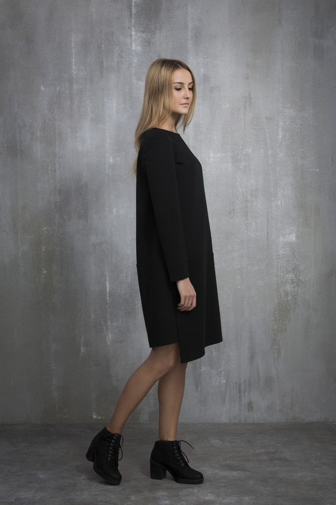 modna dziewczyna w czarnej sukni stojącej na szarym tle, t - Zdjęcie, obraz