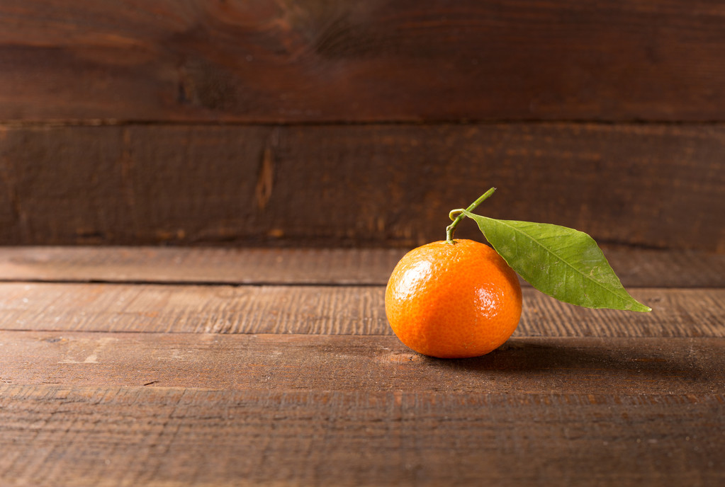 clementines op houten tafel - Foto, afbeelding