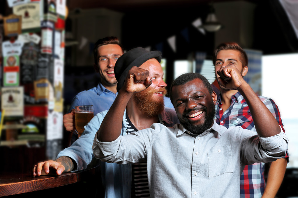 Νεαροί άνδρες πίνουν μπίρα στο μπαρ - Φωτογραφία, εικόνα