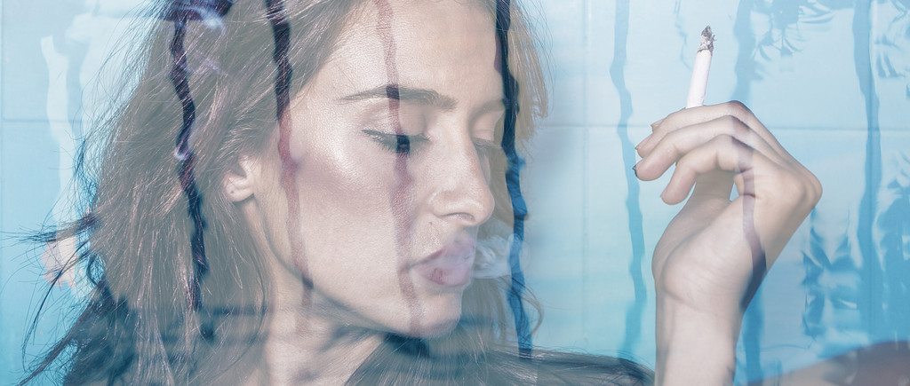 Double exposition des femmes fumant et boîte aux lettres abstraite de l'eau
 - Photo, image