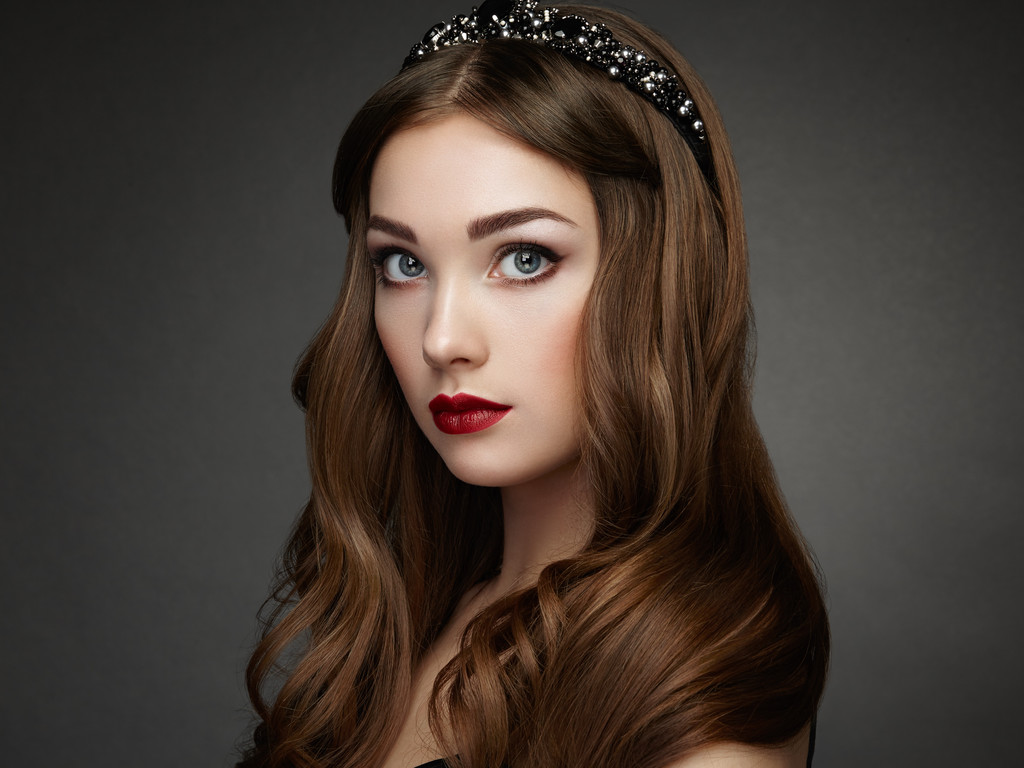 Mode portret van elegante vrouw met prachtige haren - Foto, afbeelding