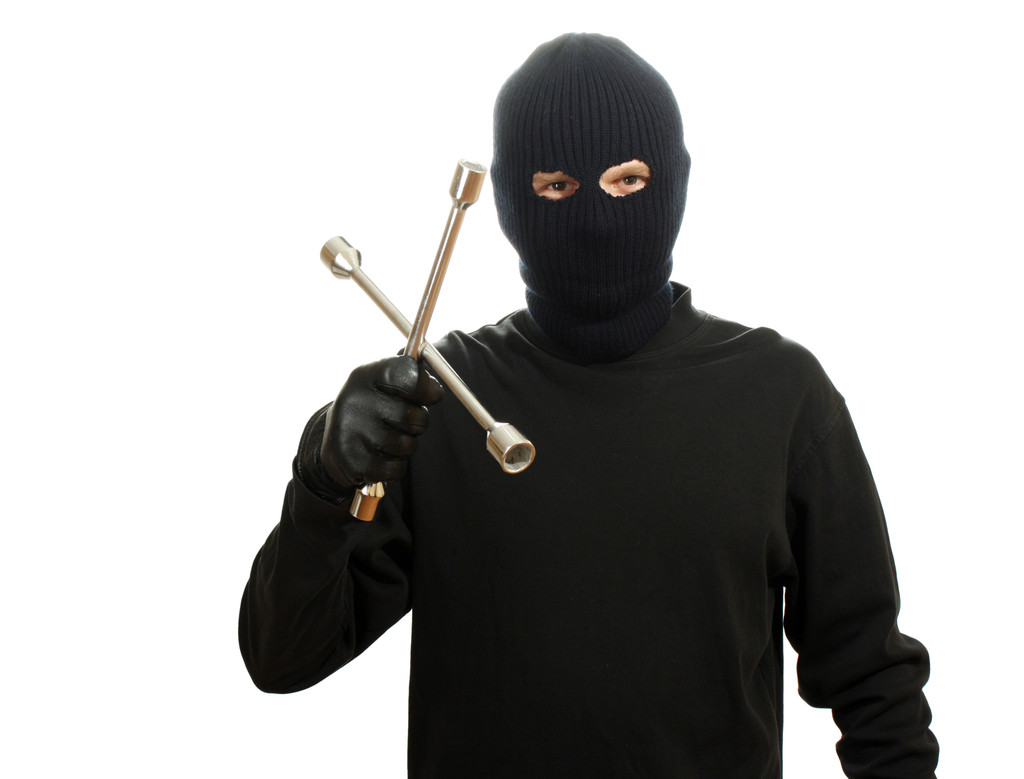 Bandido en máscara negra con llave de rueda aislada en blanco
 - Foto, Imagen