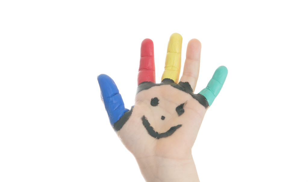 Niño con pintura a mano
 - Foto, imagen