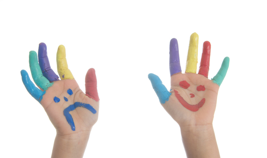 Criança com pintura à mão
 - Foto, Imagem