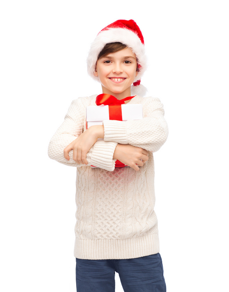 hymyilevä onnellinen poika jouluhatussa lahjapakkauksella
 - Valokuva, kuva