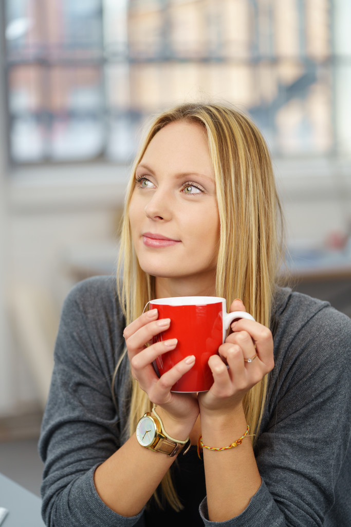 Escritório pensativo mulher segurando uma xícara de café
 - Foto, Imagem