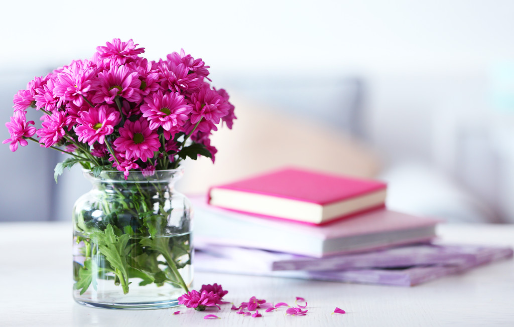 Hermosas flores en jarrón
 - Foto, imagen