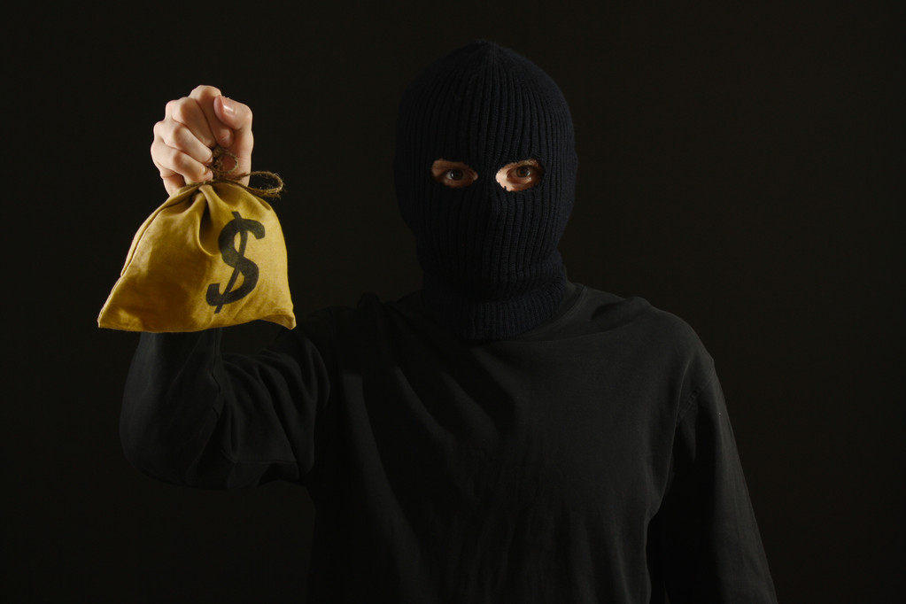 Bandito in maschera nera con soldi isolati su nero
 - Foto, immagini