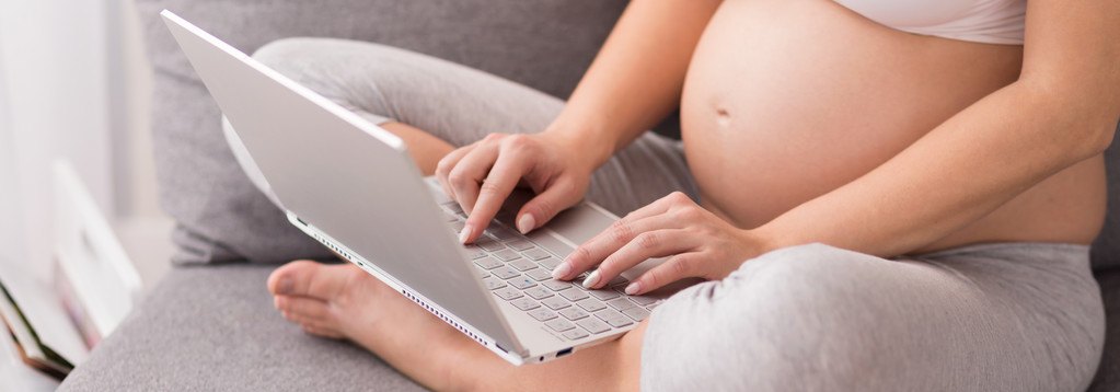 Signora incinta utilizzando il computer portatile
 - Foto, immagini