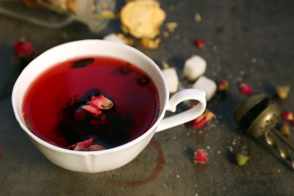 Růže čaje s cukrem na dřevěný stůl - Fotografie, Obrázek