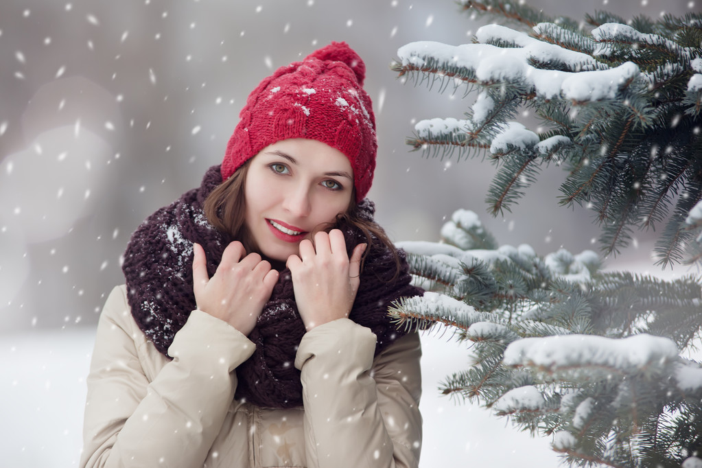  Портрет молодой красивой женщины на улице под снегопадом
. - Фото, изображение