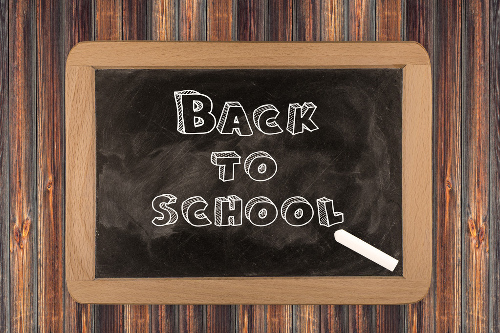 Zpátky do školy znamení na tabuli na dřevěné pozadí - Fotografie, Obrázek